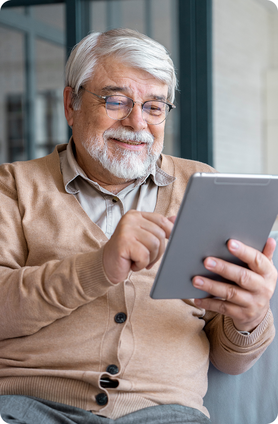 Senhor usando tablet